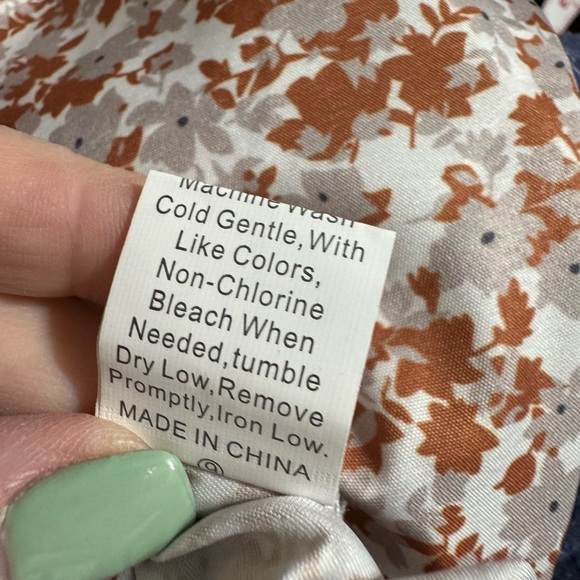 ❤️PRETTY PRINT TOP w/LACE/CROCHET NECKLINE DETAIL   PLUS SIZE - Picture 7 of 9